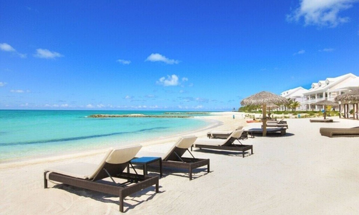 Palm Cay Condo | Breathtaking Pool Front 3-Bedroom Condo, Just 8-Min Walk to Pristine Beach!