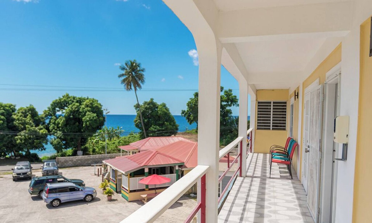 Mahaut Apartment | Breathtaking Seafront, 5 bdrm Guesthouse in Jimmit. Perfect for groups.