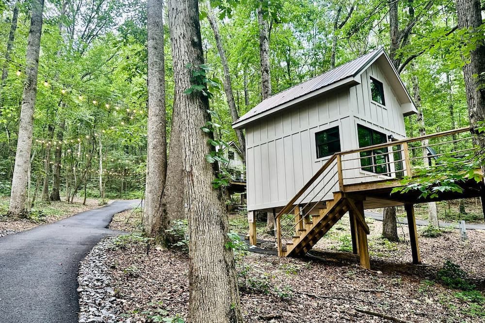 Groveoak House | Breathtaking Treehouse with Barbecue and Hot-tub in Scottsboro, Alabama