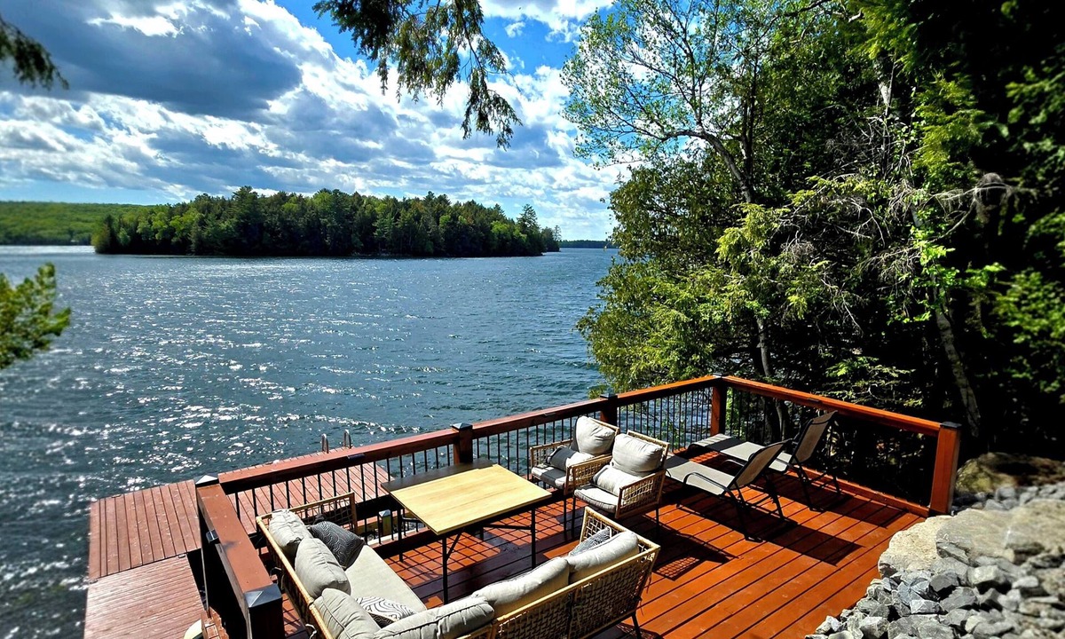 Armour Cottage | Breathtaking Views | Cozy Waterfront Cottage