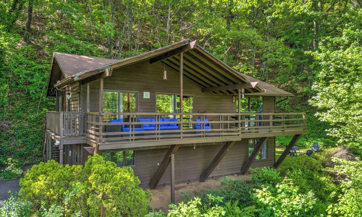 Maggie Valley House | Breathtaking Views; Pet Friendly; Quiet Rustic Escape; Waterfalls; All Year Golf