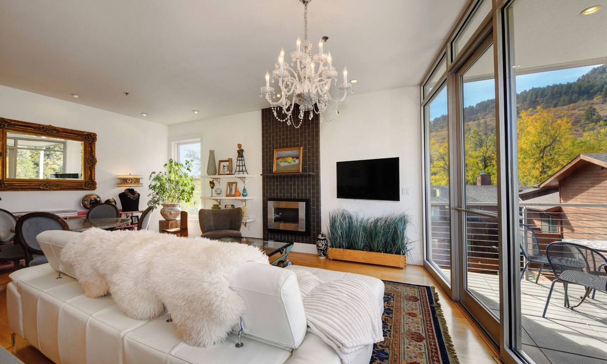 Lower Arapahoe Apartment | Breathtaking Views! 15 minute walk to Pearl St. & 5 minutes to Hiking.