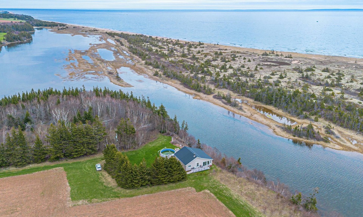 Eastern Kings Cottage | Breathtaking Views, Absolute Privacy, Modern&Cozy! 5mins to PEI's 2 BEST Beaches