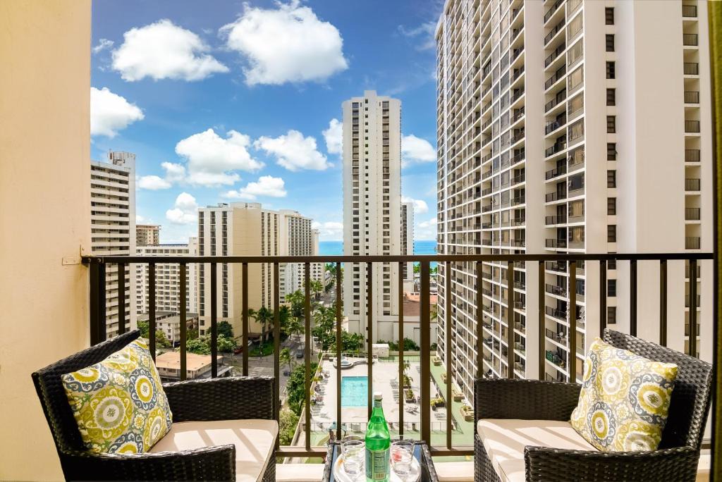 Waikiki Apartment | Breezy condo with ocean views & beach essentials