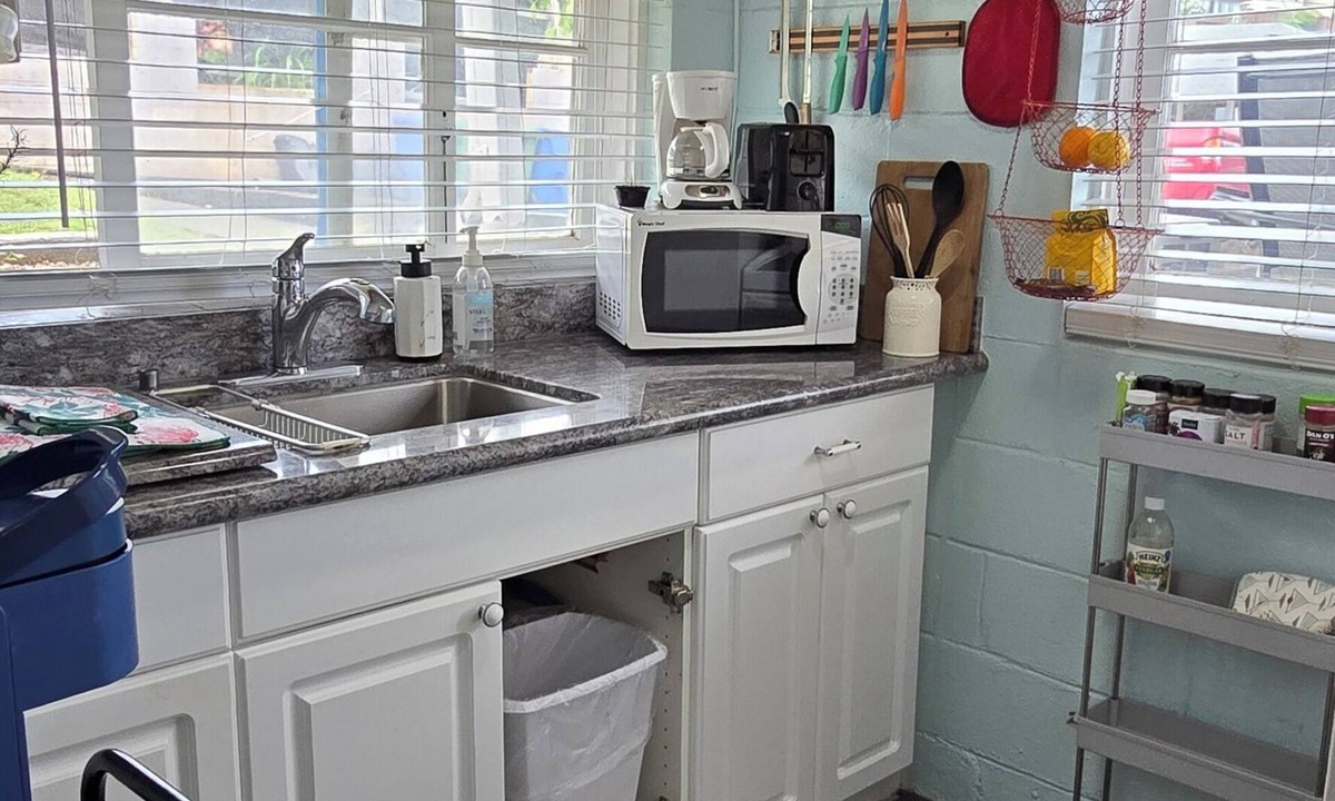 Maunalani Heights Apartment | Breezy cool, cozy, & quiet, furn 1 bedroom, top of upscale Kaimuki. Ocean view,