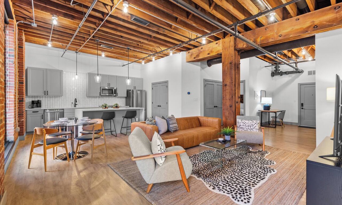 Downtown St. Louis Apartment | Brick & Bed - 2B/2B Spacious Riverfront Loft