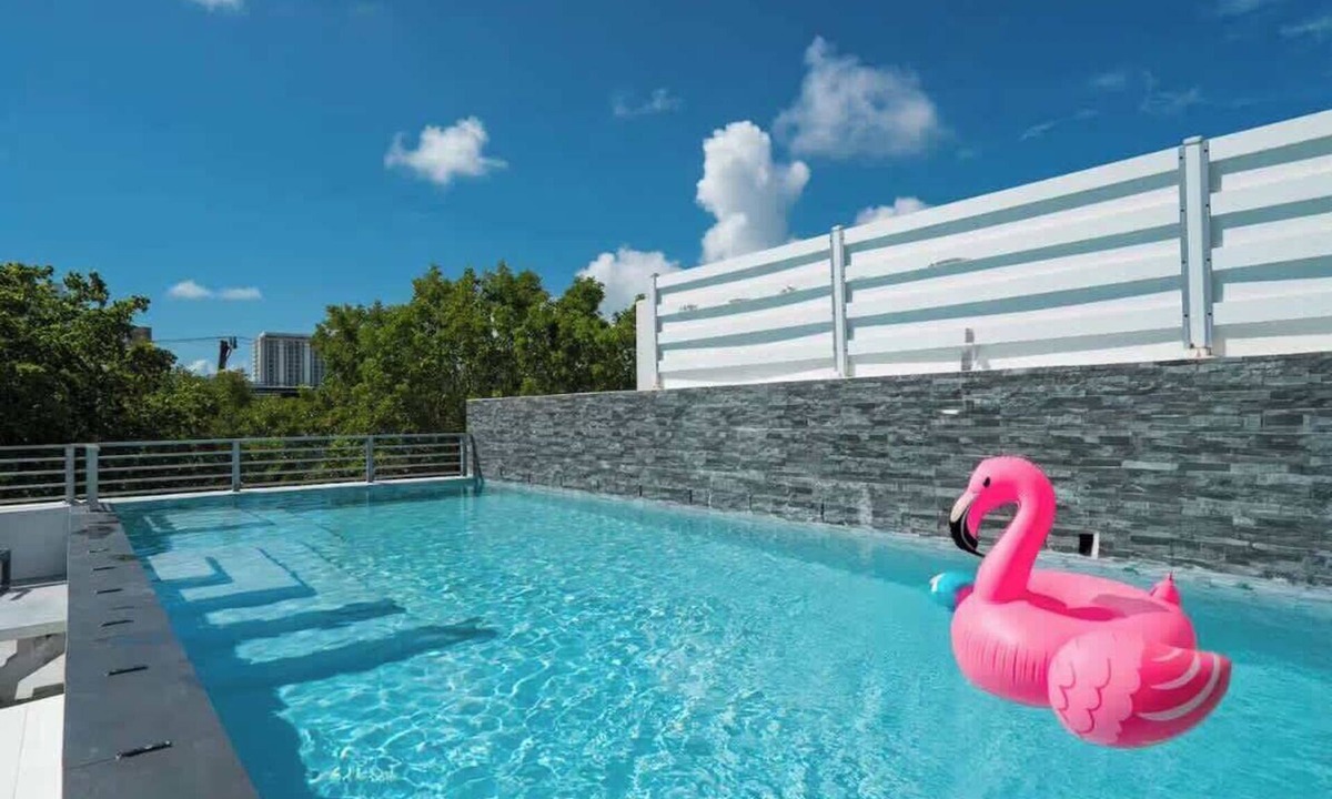 The Roads House | Brickell Lux Villa, Rooftop Pool, City Lights, BBQ