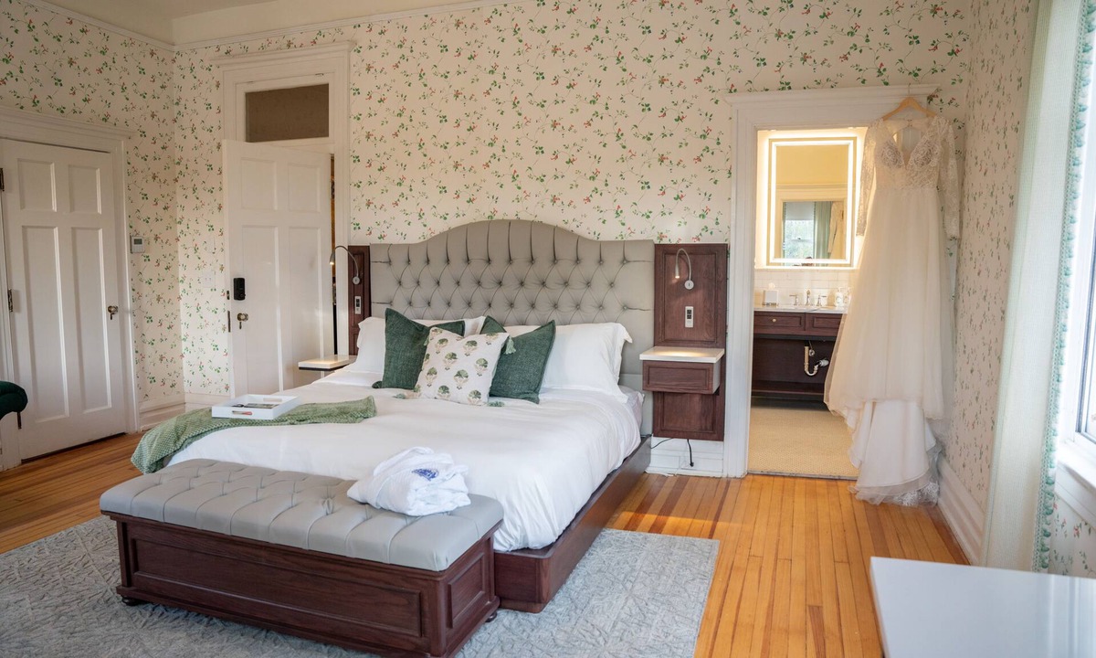 LaGrange House | Bridal Suite - King room with bath and bistro