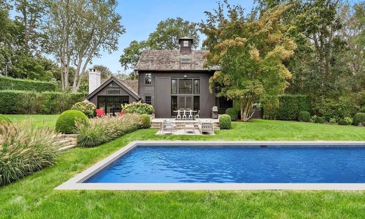 Bridgehampton House | Bridgehampton Luxe Designer Farmhouse - your high-end home away in the Hamptons!