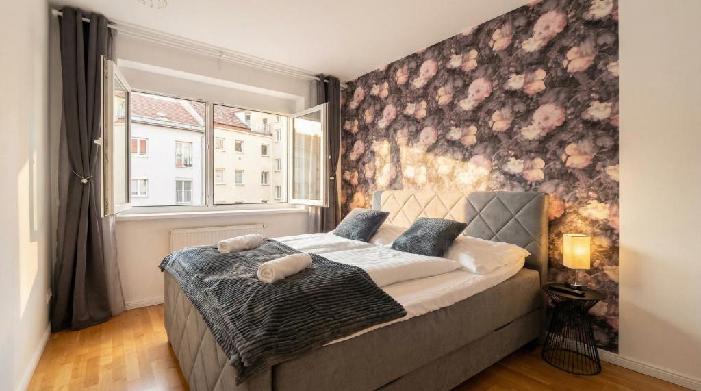 Favoriten Apartment | Bright 1BR Apartment with Living Room & Balcony