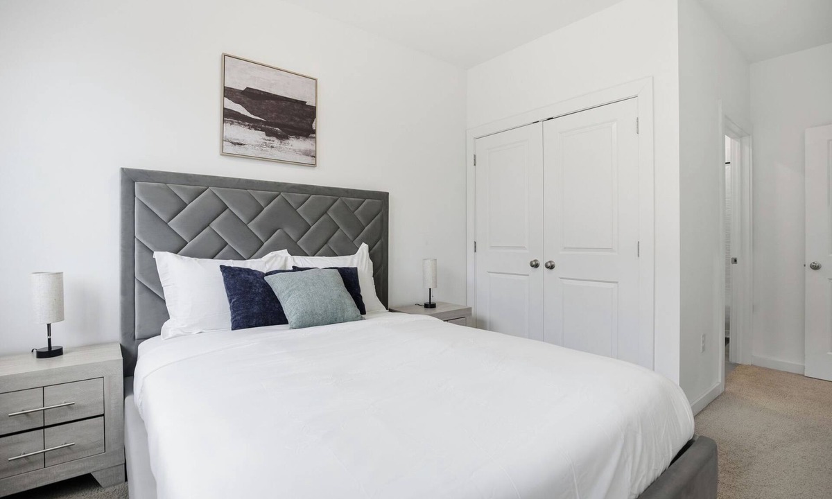 Fairmount Apartment | Bright 1BR unit in the Fairmount Square building