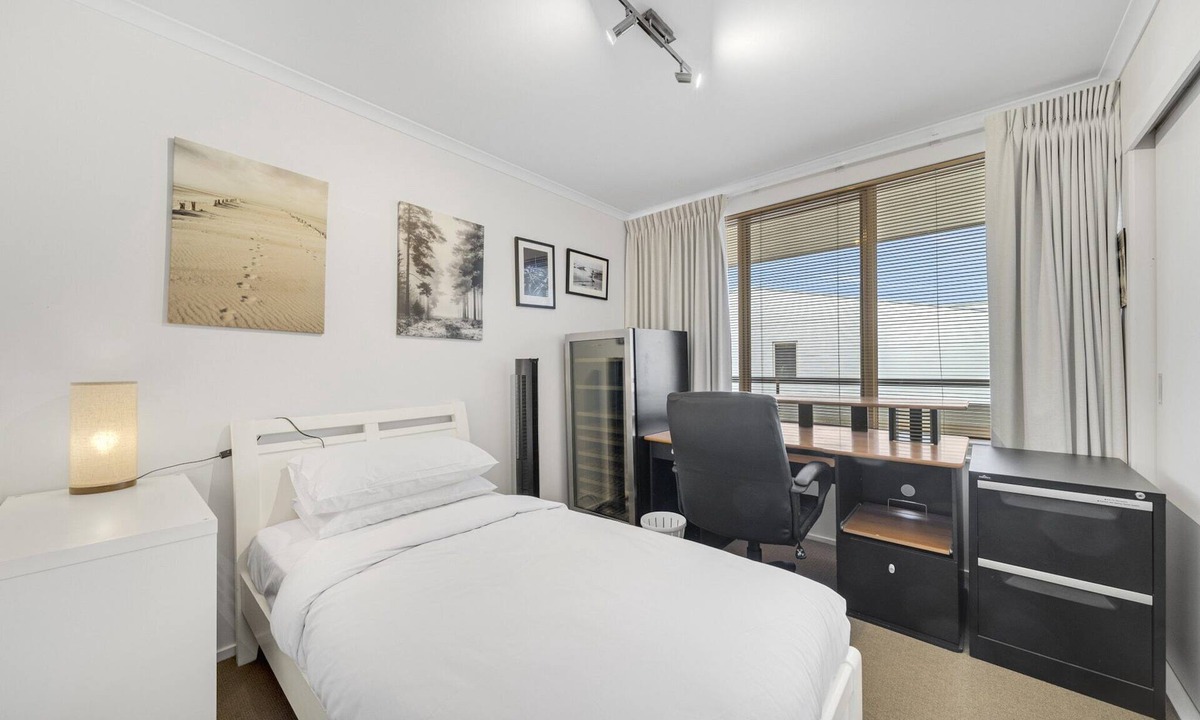 Manuka Apartment | Bright 2-Bed with Private Balcony