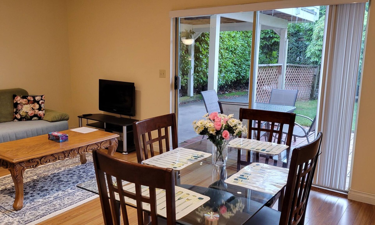 Ambleside House | Bright 2 BR, Great Location