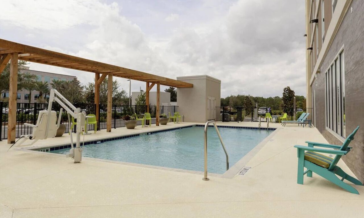 West Palm Beach Hotel | Bright 2 Queen Studio w/Kitchenette, Pool & Shuttle, 0.8mi to PBI