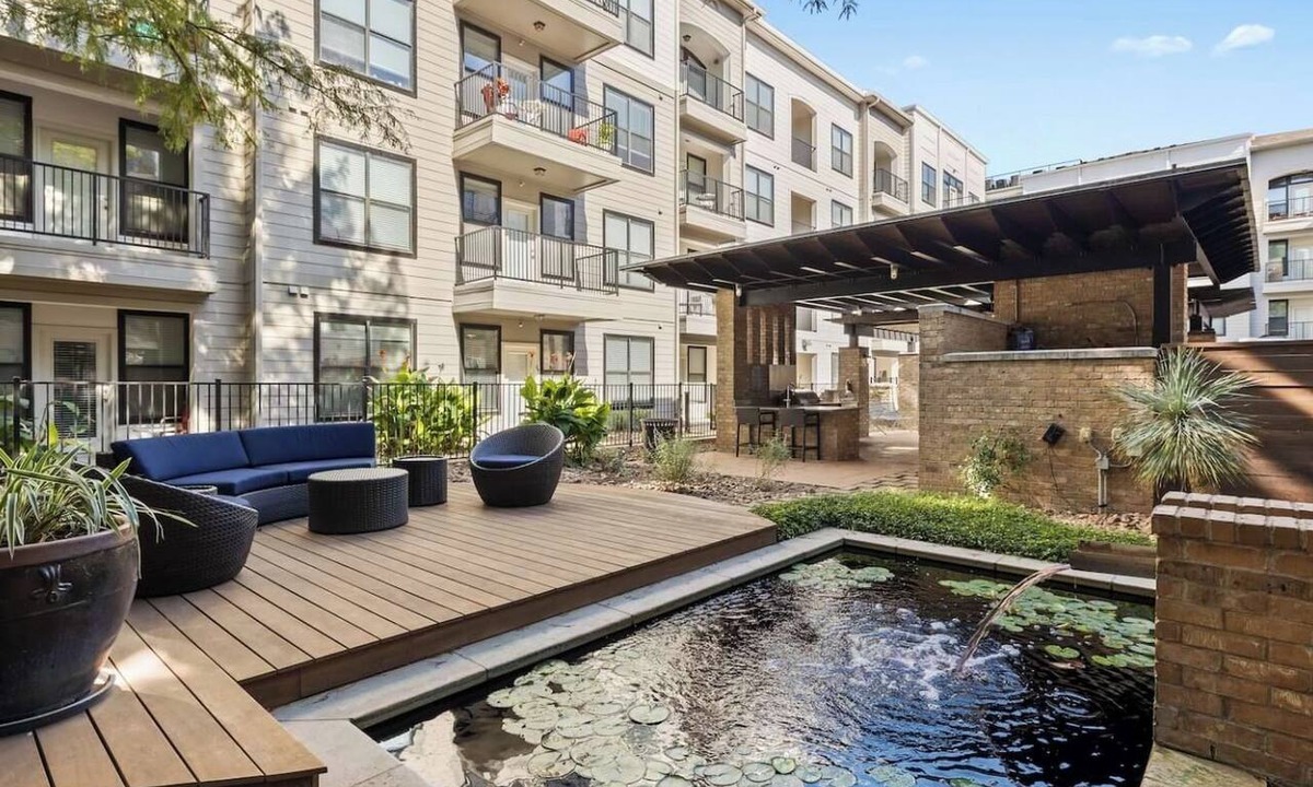 St. Edwards Apartment | Bright 2BR Flat w/Balcony + Pool | Walk to SoCo
