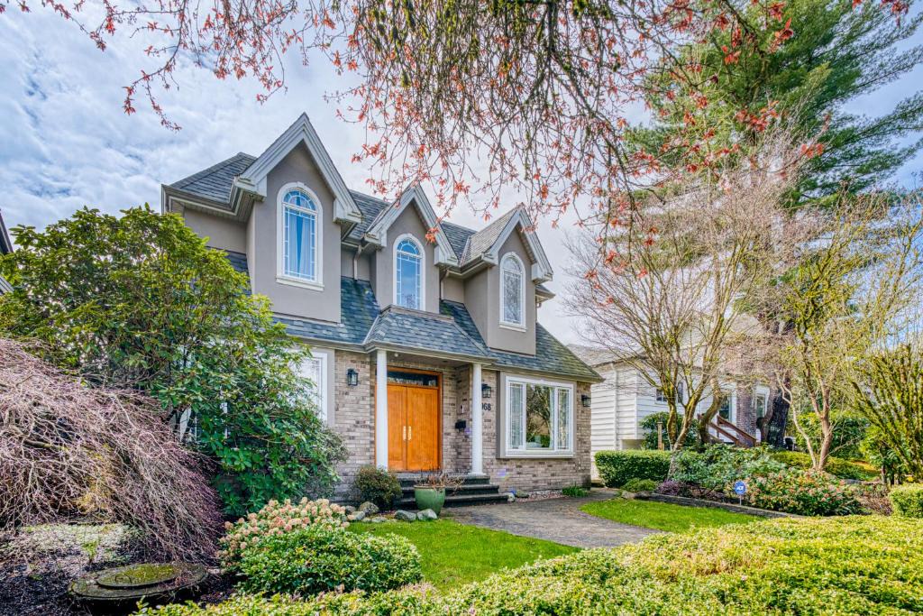 Dunbar Villa | Bright 2BR Lower Suite for 6, Vancouver, Near UBC, Beach & Downtown