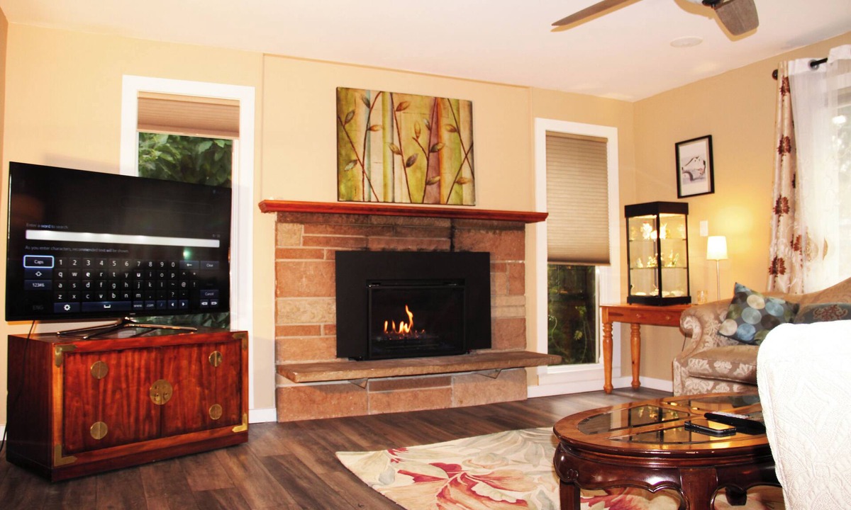 Mountlake Terrace House | Bright 3-bedroom house with full kitchen, fenced yard and sports court