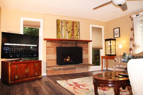 Mountlake Terrace House | Bright 3 bedroom home with full kitchen, fenced backyard, sports court and free parking