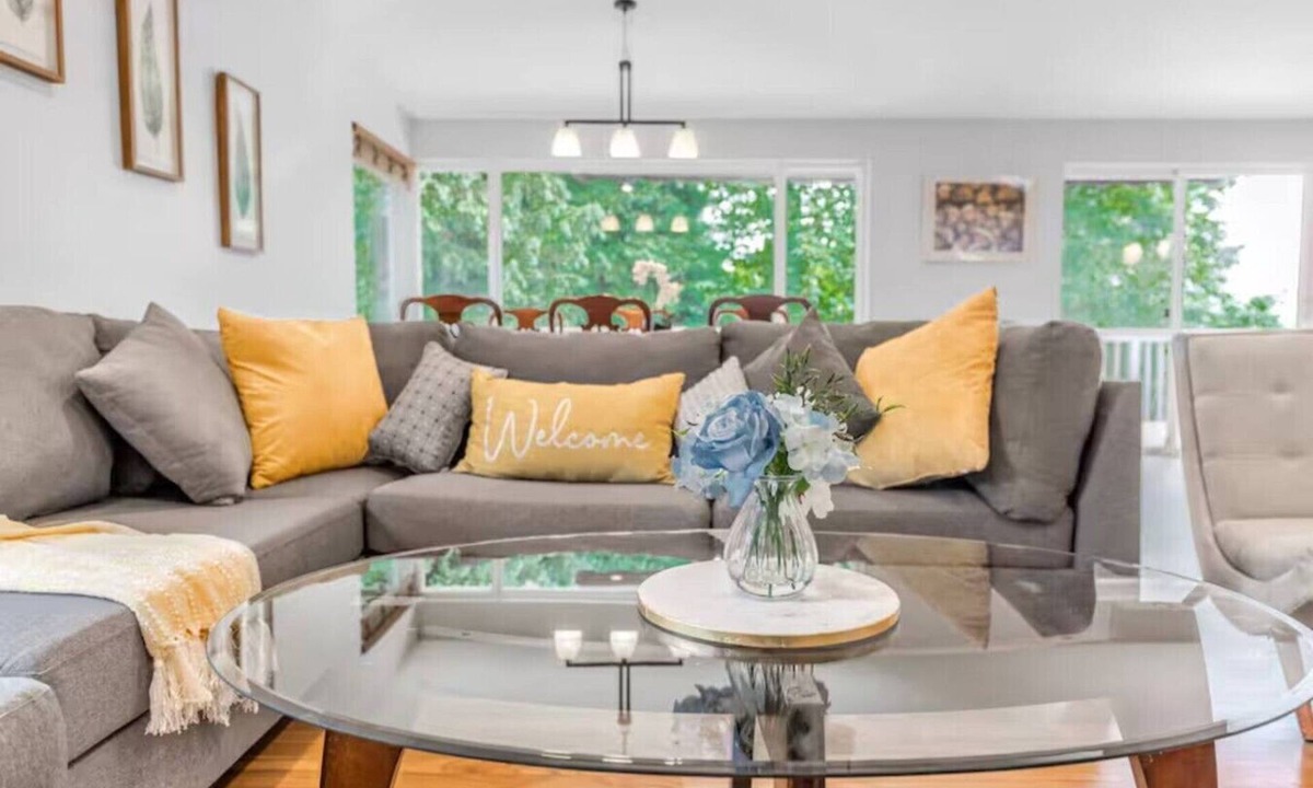 Tukwila House | Bright 3BR/2BA Upper Unit | Close to SeaTac