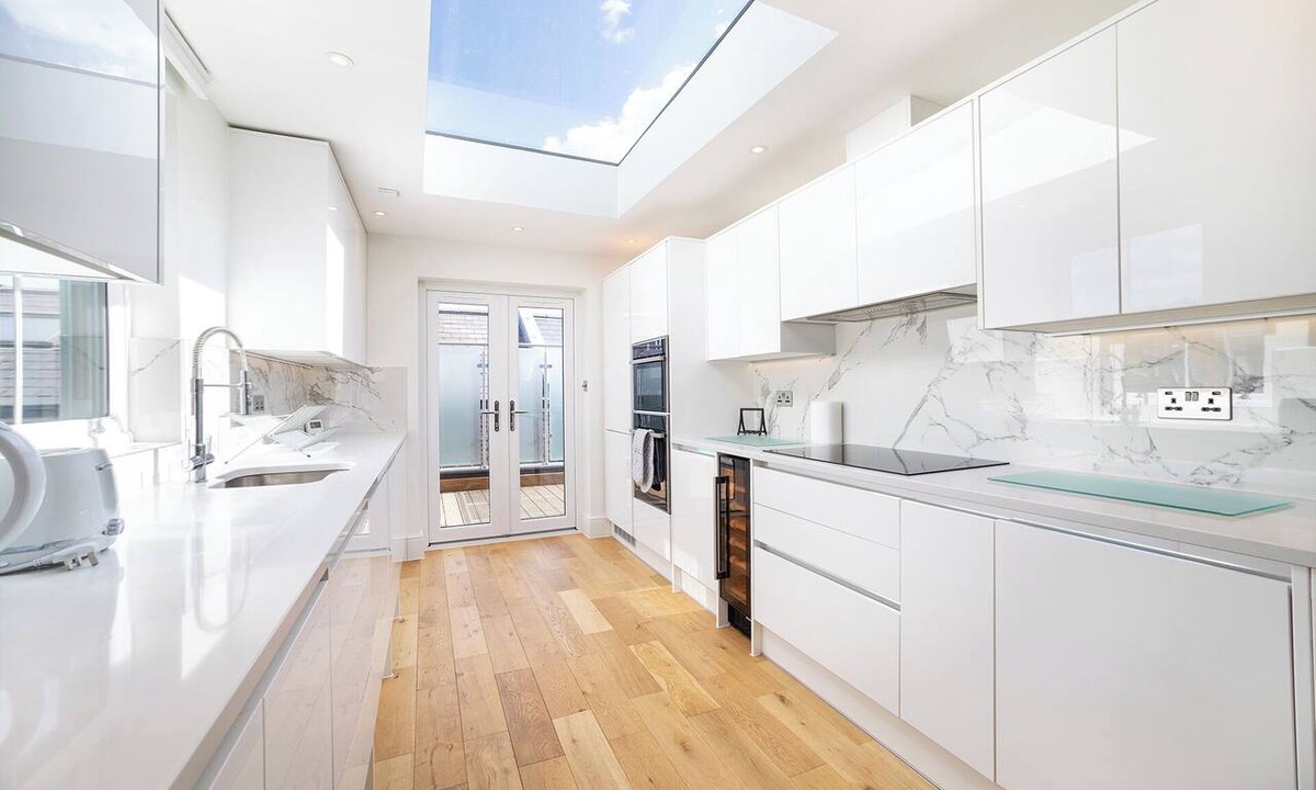 Munster Apartment | Bright 3BR Duplex in Fulham with Terrace