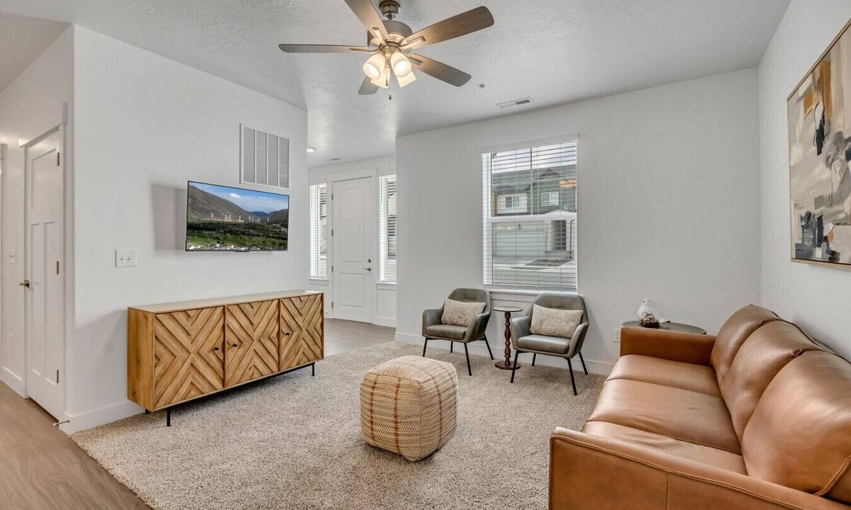 Utah County Condo | Bright 3BR Home in Quiet Community Pool & Fitness Center