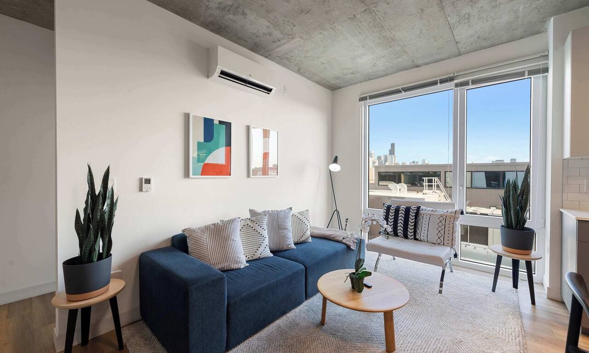 River North Hotel | Bright 3BR Stylish Apartment Near North Ave Shops