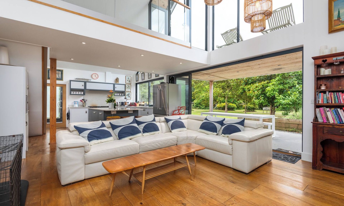 Fordwich Villa | Bright 4 bed 4 bath Villa in historic Canterbury surrounded by Magnolia trees