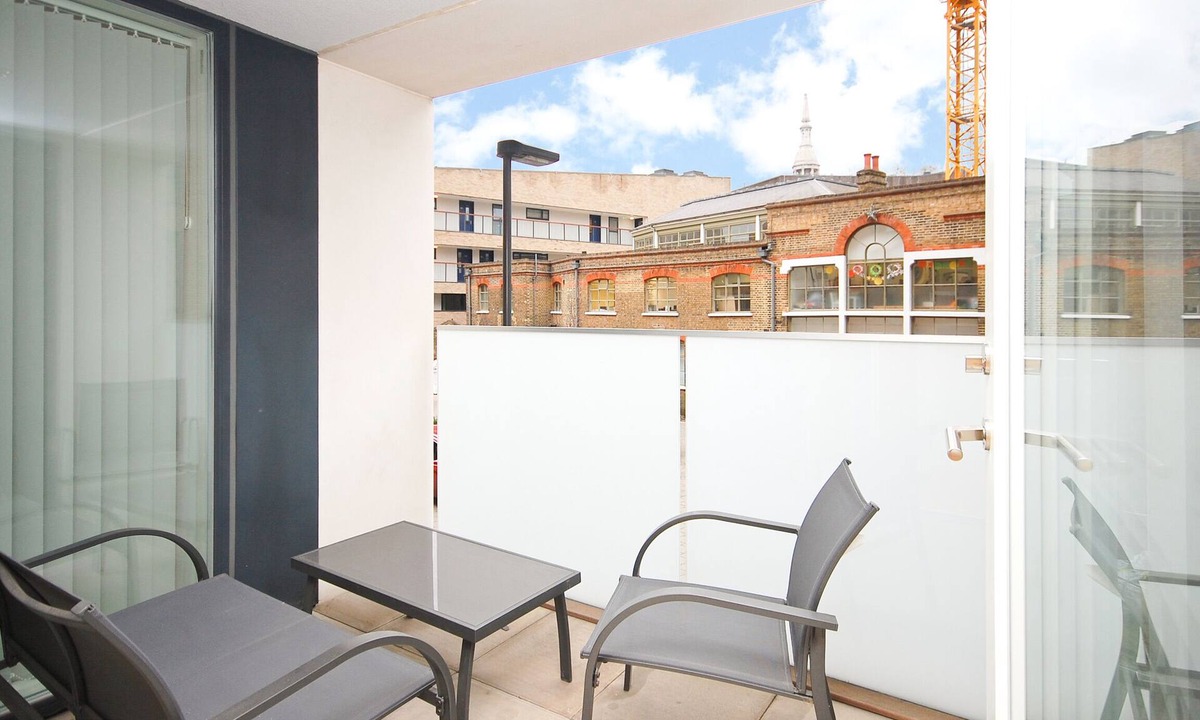 Weavers Apartment | Bright 4 bedroom duplex sleeps 8, w/patio off Columbia Road in Shoreditch!
