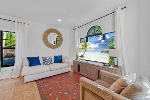 Old Northwood House | Bright 4-Bedroom Retreat with Pool and Guest Suite