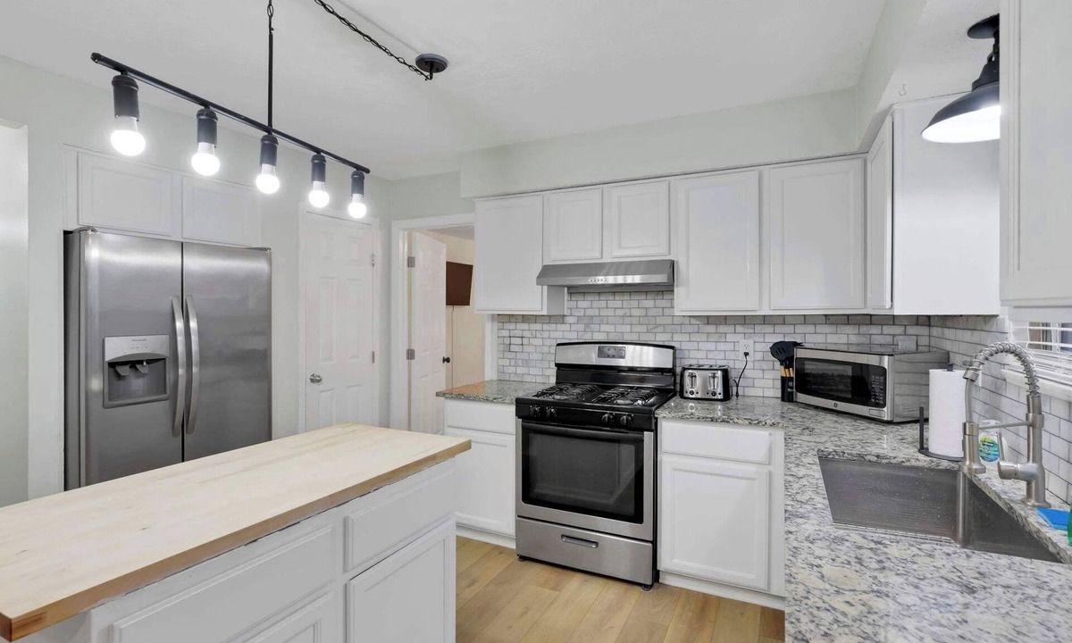 Gahanna House | Bright 5BR Family Home -Near Airport, New Albany & Easy Commute