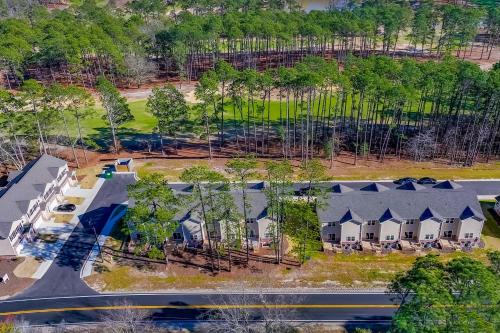 Southern Pines House | Bright Aberdeen Townhome on Golf Course with Deck!