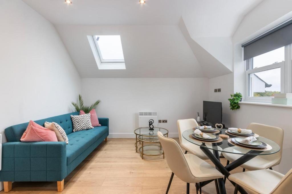 Leatherhead Apartment | Bright & Airy 2-Bedroom, Leatherhead, Sleeps 4