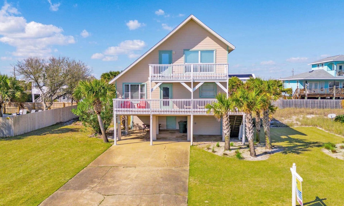 Toilla Segunda House | Bright & Airy Beach Home Just One Block to Beach Access w/Pool!