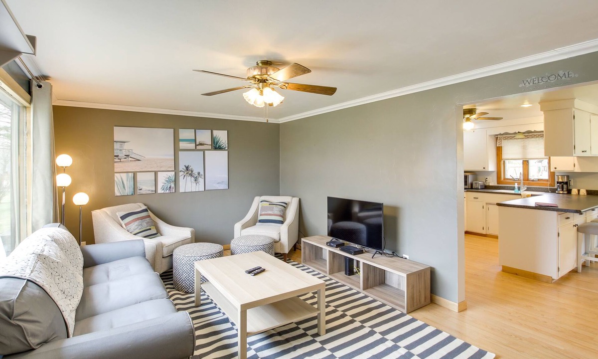 Algoma House | Bright Algoma Home 1 Mi to Lake Michigan!