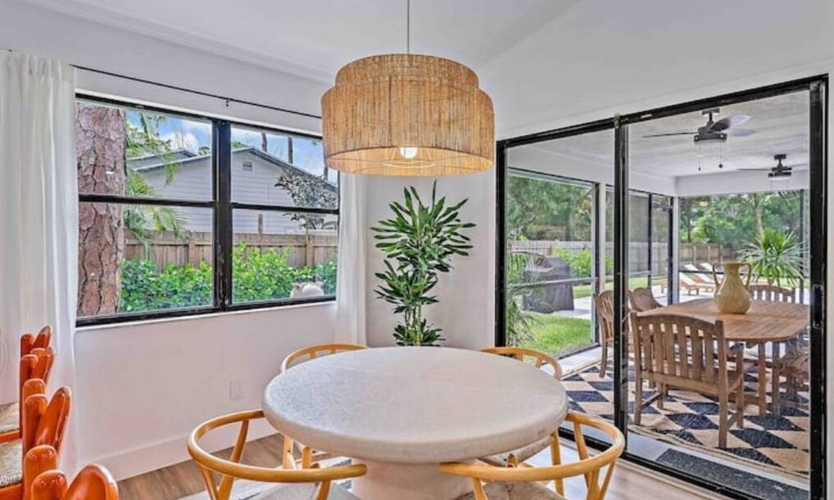 Pine Gardens North House | Bright and beautiful coastal Jupiter home