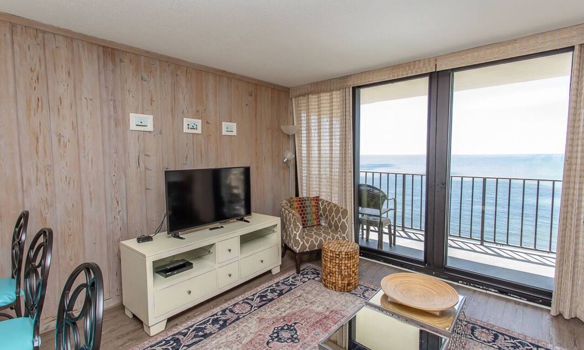 Garden City Condo | BRIGHT AND CHEERY TWO BEDROOM OCEAN FRONT CONDO STEPS AWAY FROM THE OCEAN!