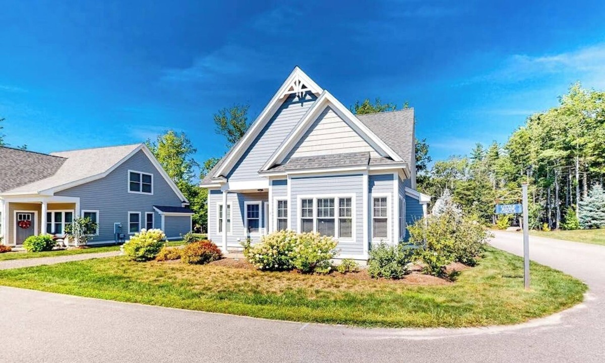 Arundel House | Bright and comfortable 2-level home near the beach w/shared pool, WiFi