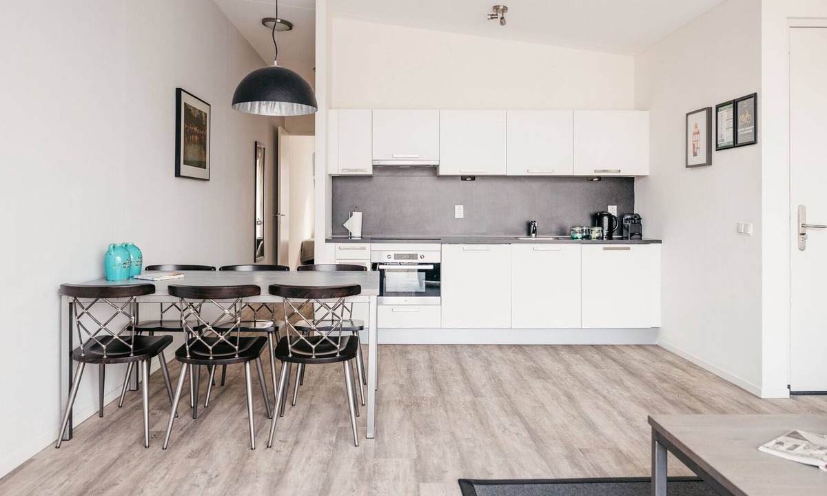 Haarlemmerbuurt Apartment | Bright and modern two bedroom apartment with canal view.