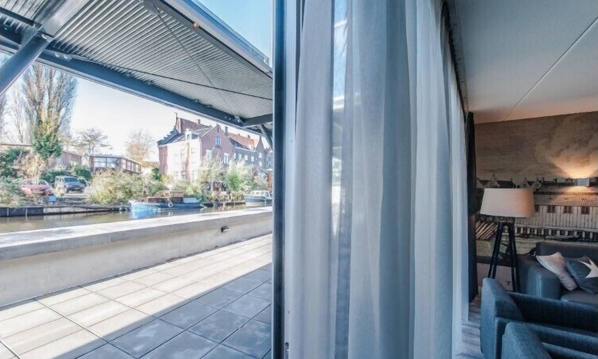 Haarlemmerbuurt Apartment | Bright and modern two bedroom apartment with canal view.