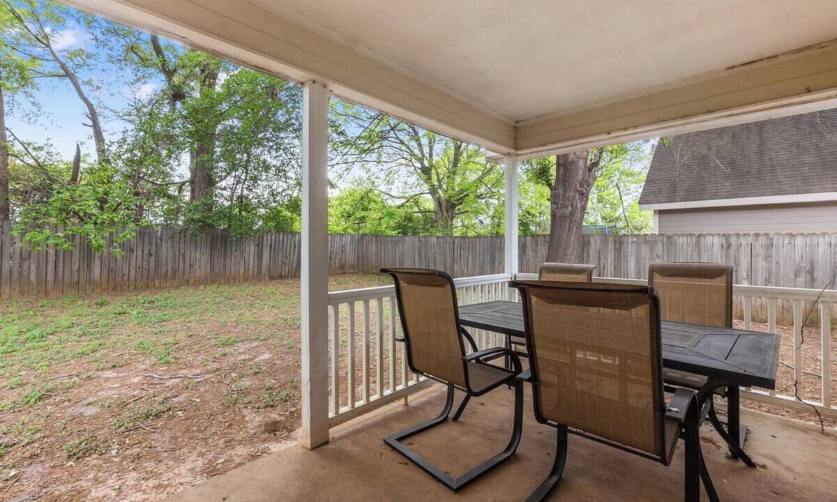 Warner Robins House | Bright and Open 3 bedroom with King Bed, Privacy Fenced Yard and Fast Wifi