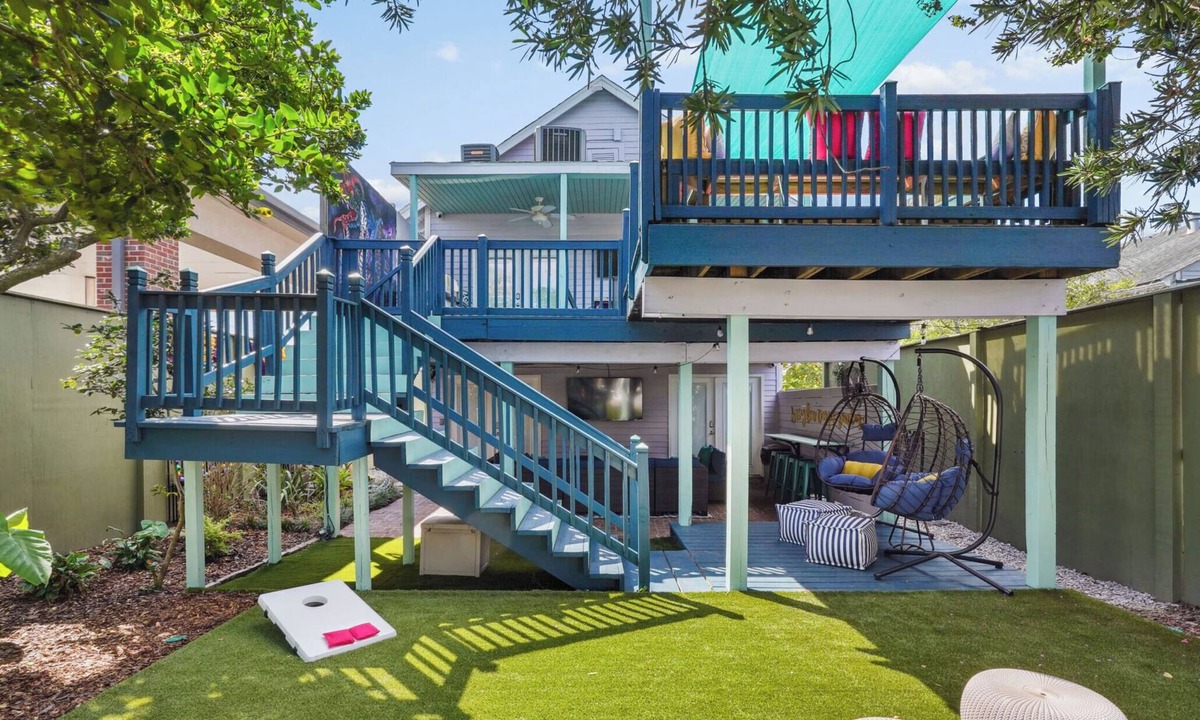 West Riverside House | Bright and Open 5 Bedroom with Patio. Sleeps 10!