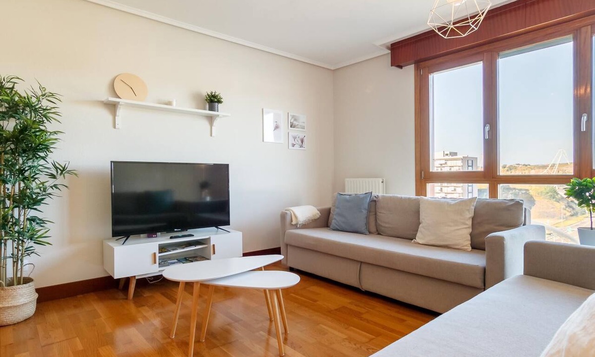 Barakaldo Apartment | Bright and spacious on the Barakaldo estuary