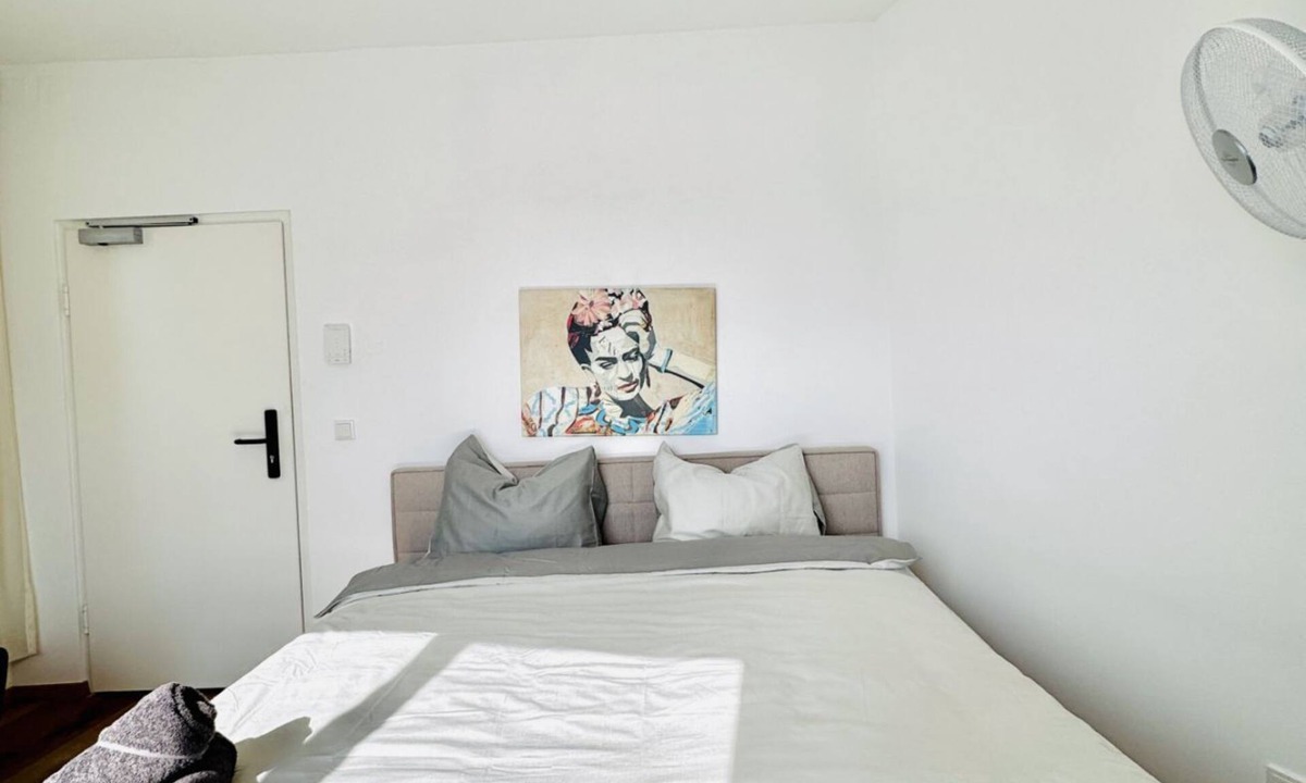 Liesing Apartment | Bright and Spacious Room Near Kaufpark Alterlaa