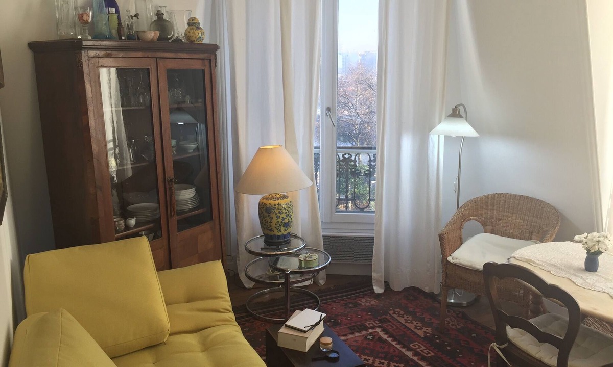 Amerique Apartment | Bright apartment, Metro station at the foot of the building15 minutes from downtown.