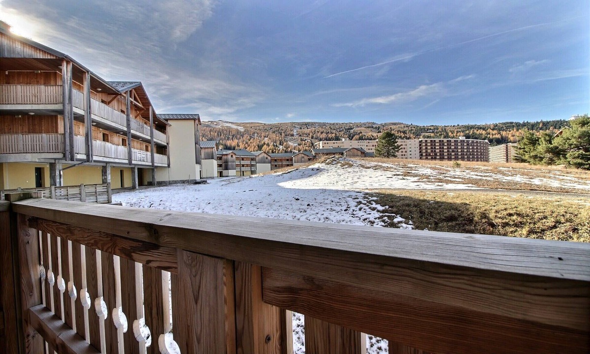 Saint-Etienne-en-Devoluy Apartment | Bright apartment with balcony close to ski slopes