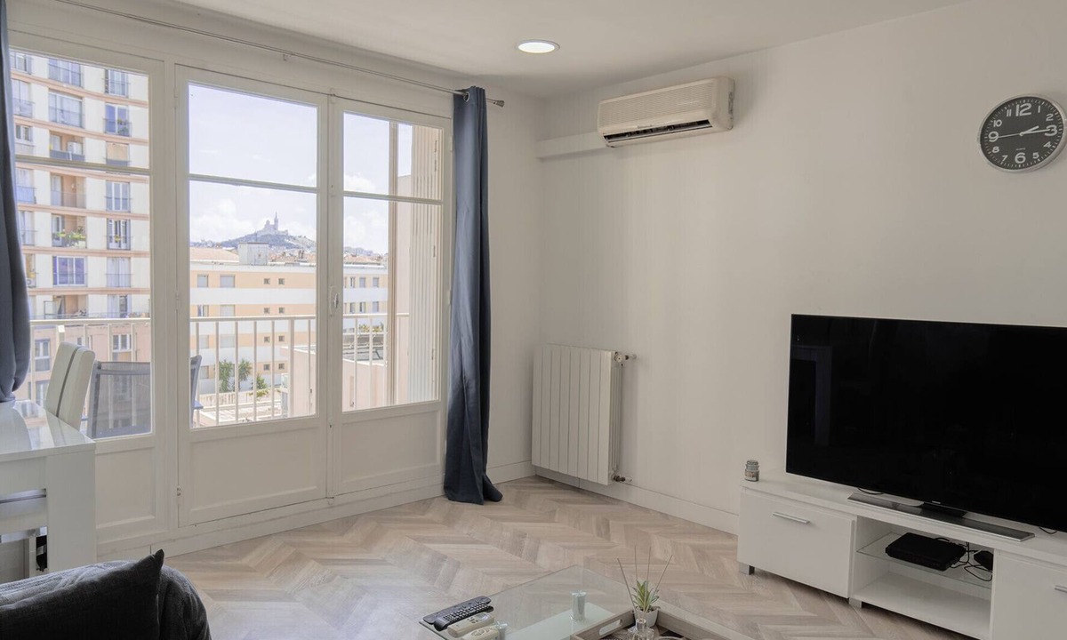La Joliette Apartment | Bright Apartment with Balcony – Downtown Marseille