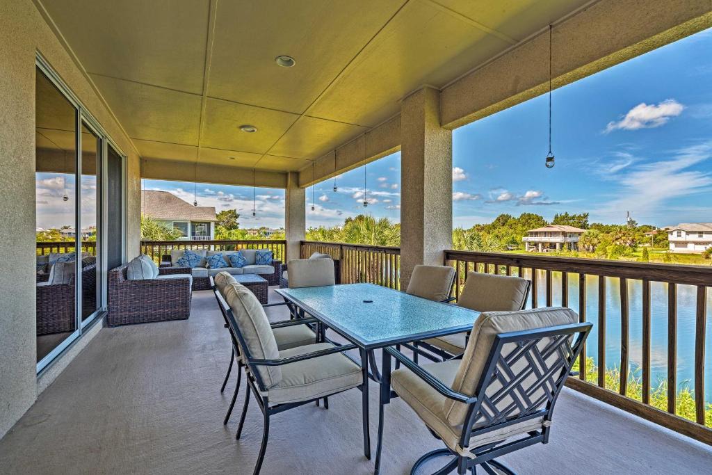 Spring Hill House | Bright Bayfront Home < 2 Mi to Hernando Beach!