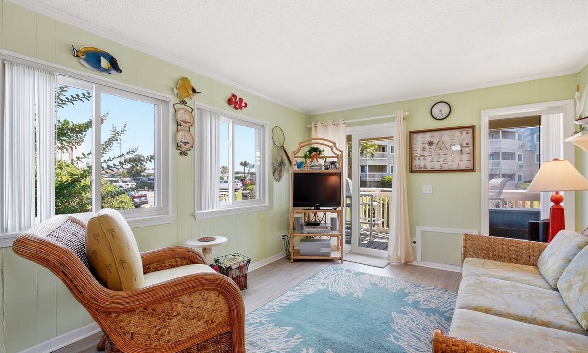 Myrtle Beach Condo | Bright Beach Condo with Proximity to Nearby Attractions!