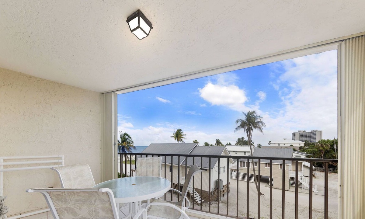 Fort Myers Beach Condo | Bright beachfront condo w. direct beach access, pool