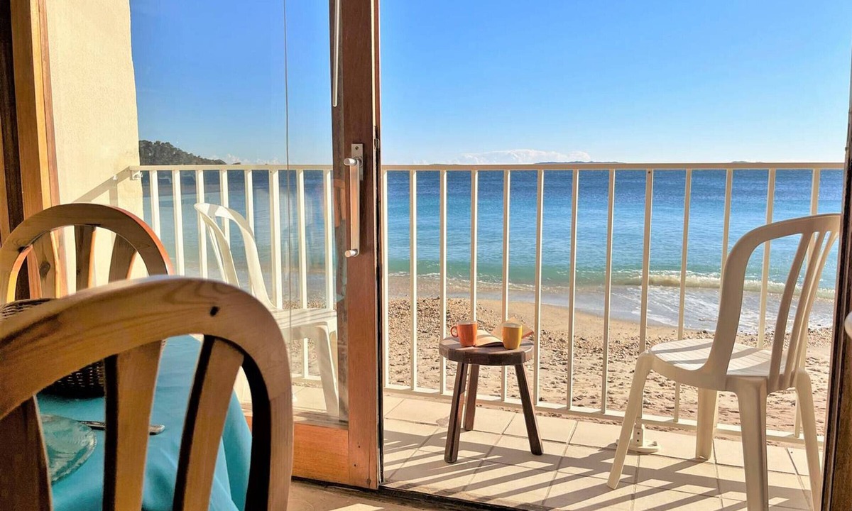 Cavaliere Beach Apartment | Bright beachfront studio in Cavalière, sleeps 4, stunning views